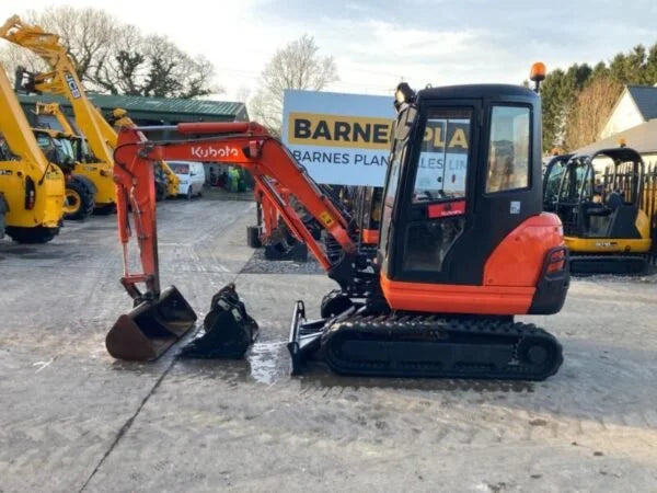 Miniexcavadora Kubota KX61-3 de 2,6 t de ocasión 2011 con cabina climatizada de 2964 h y 3 cucharas