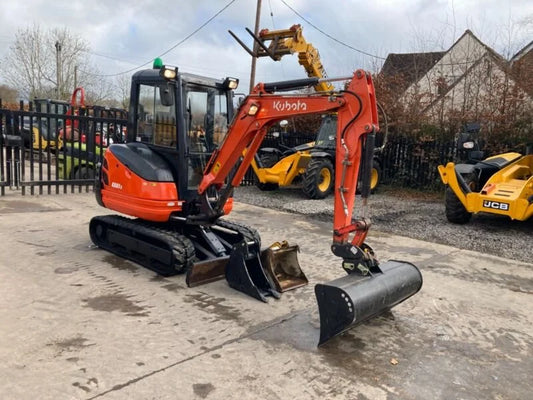 Miniexcavadora Kubota KX61-3 de 2,5 t de ocasión 2013 con cabina climatizada de 2417 h con 3 cucharas