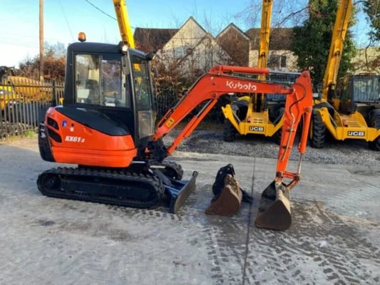 Miniexcavadora Kubota KX61-3 de 2,6 t de ocasión 2011 con cabina climatizada de 2964 h y 3 cucharas