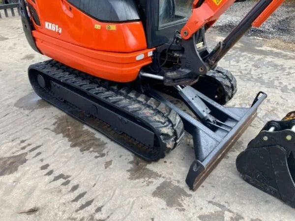 Miniexcavadora Kubota KX61-3 de 2,5 t de ocasión 2013 con cabina climatizada de 2417 h con 3 cucharas