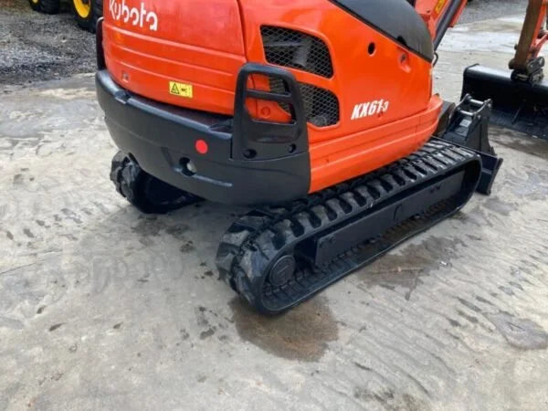 Miniexcavadora Kubota KX61-3 de 2,5 t de ocasión 2013 con cabina climatizada de 2417 h con 3 cucharas