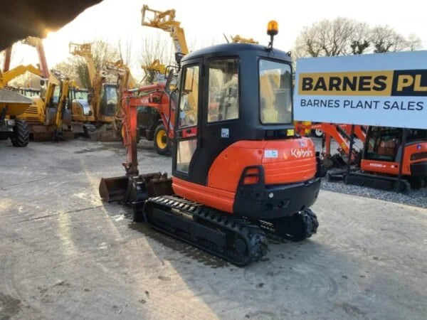 Miniexcavadora Kubota KX61-3 de 2,6 t de ocasión 2011 con cabina climatizada de 2964 h y 3 cucharas