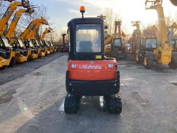 Miniexcavadora Kubota KX61-3 de 2,6 t de ocasión 2011 con cabina climatizada de 2964 h y 3 cucharas