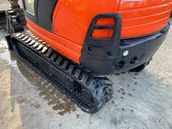 Miniexcavadora Kubota KX61-3 de 2,6 t de ocasión 2011 con cabina climatizada de 2964 h y 3 cucharas