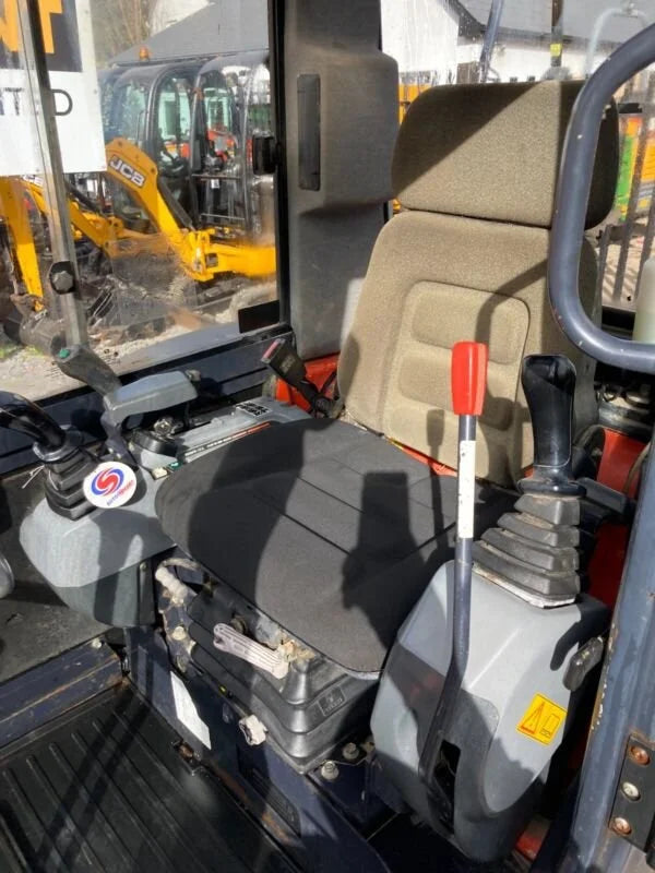 Miniexcavadora Kubota KX61-3 de 2,5 t de ocasión 2013 con cabina climatizada de 2417 h con 3 cucharas