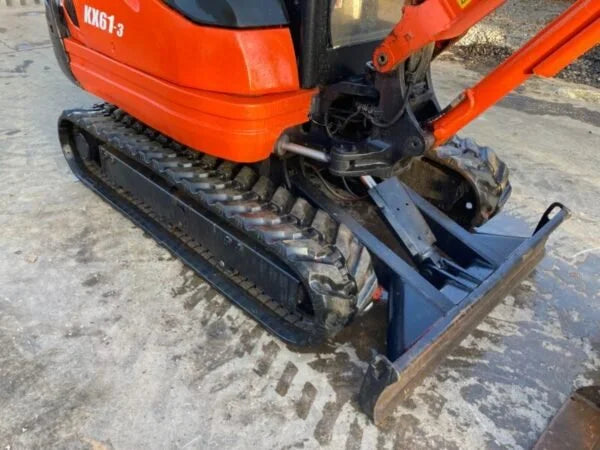 Miniexcavadora Kubota KX61-3 de 2,6 t de ocasión 2011 con cabina climatizada de 2964 h y 3 cucharas