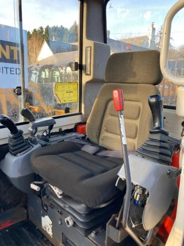 Miniexcavadora Kubota KX61-3 de 2,6 t de ocasión 2011 con cabina climatizada de 2964 h y 3 cucharas
