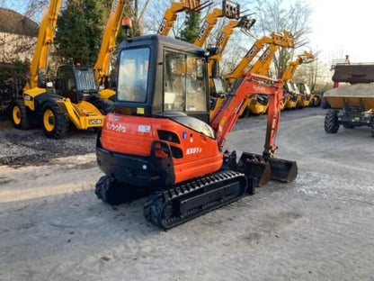 Miniexcavadora Kubota KX61-3 de 2,6 t de ocasión 2011 con cabina climatizada de 2964 h y 3 cucharas