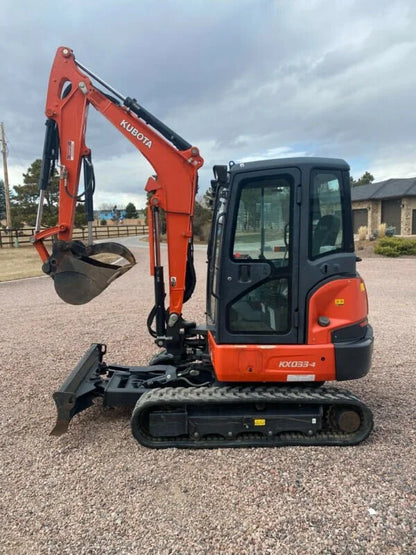 Miniexcavadora Kubota KX033-4R3A de 3,5 t usada 2016 con cabina climatizada de 3.864 h y 3 cucharones