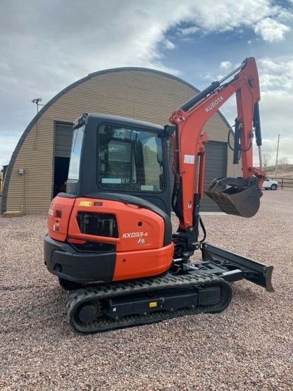 Miniexcavadora Kubota KX033-4R3A de 3,5 t usada 2016 con cabina climatizada de 3.864 h y 3 cucharones