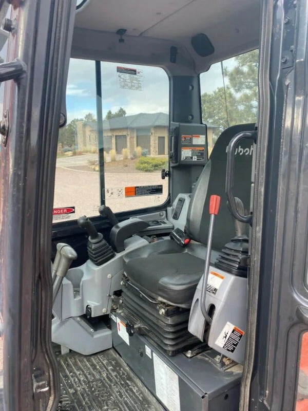 Miniexcavadora Kubota KX033-4R3A de 3,5 t usada 2016 con cabina climatizada de 3.864 h y 3 cucharones