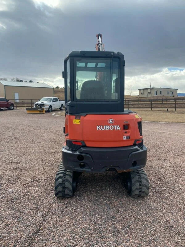 Miniexcavadora Kubota KX033-4R3A de 3,5 t usada 2016 con cabina climatizada de 3.864 h y 3 cucharones