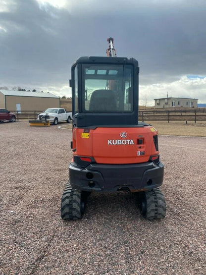 Miniexcavadora Kubota KX033-4R3A de 3,5 t usada 2016 con cabina climatizada de 3.864 h y 3 cucharones