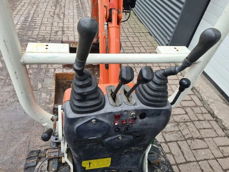 Miniexcavadora compacta Kubota U10-3 de 1,04 t, usada, año 2006, 4500 h, con 3 cucharones