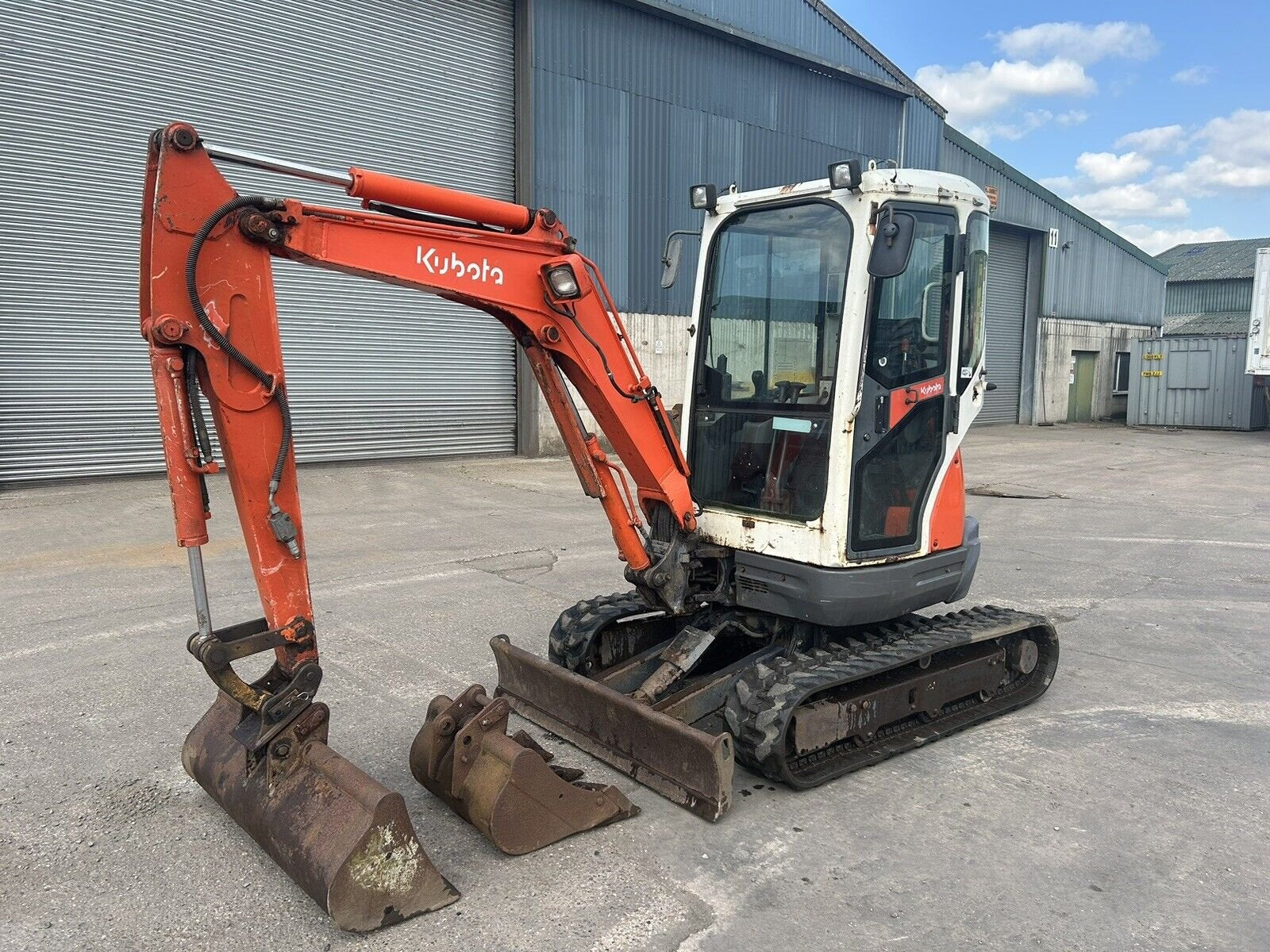 Kubota U27-4 (2018) – Mini Excavadora 2,7T con Enganche Hidráulico Rotativo
