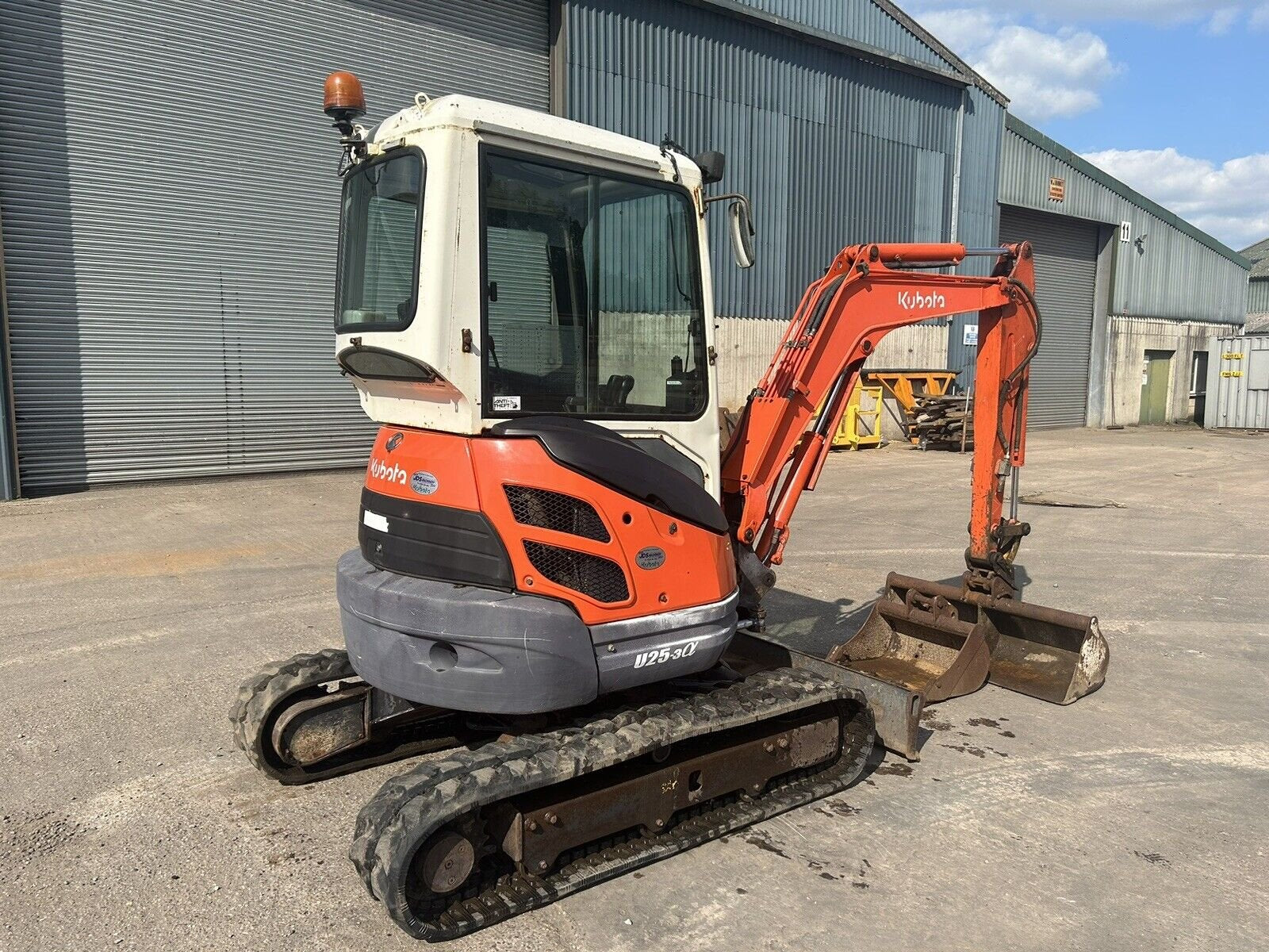 Kubota U27-4 (2018) – Mini Excavadora 2,7T con Enganche Hidráulico Rotativo