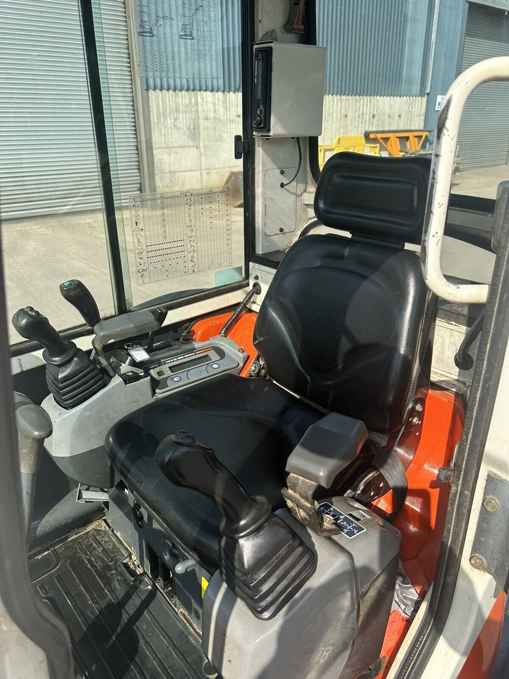 Kubota U27-4 (2018) – Mini Excavadora 2,7T con Enganche Hidráulico Rotativo
