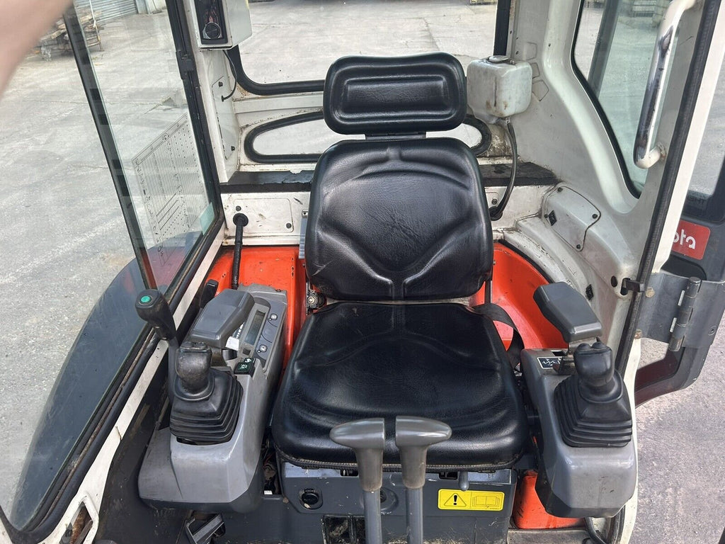 Kubota U27-4 (2018) – Mini Excavadora 2,7T con Enganche Hidráulico Rotativo