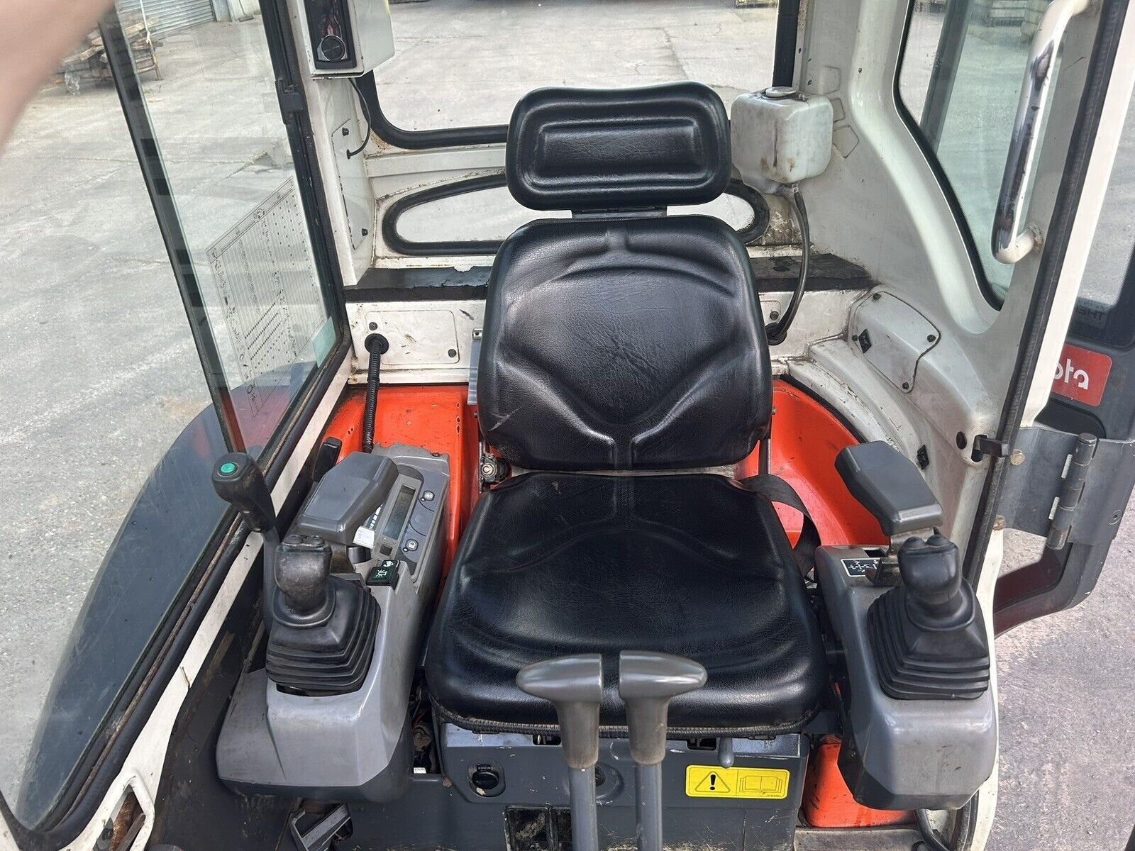 Kubota U27-4 (2018) – Mini Excavadora 2,7T con Enganche Hidráulico Rotativo