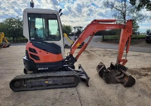 Miniexcavadora Kubota U25-3 de giro cero, 2,7 t, usada, año 2010, 3588 h, 24,8 kW