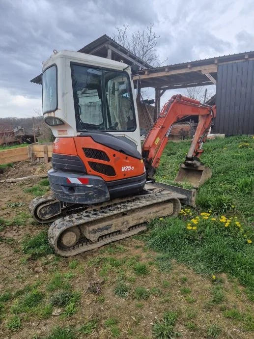 Miniexcavadora Kubota U25-3 de 2,5 t usada 2003 cabina cerrada de 3050 h con 3 cucharones