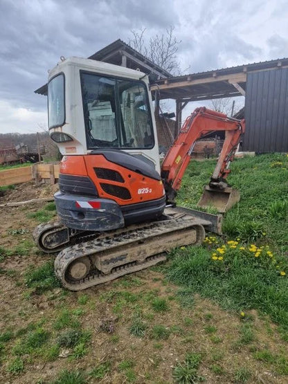 Miniexcavadora Kubota U25-3 de 2,5 t usada 2003 cabina cerrada de 3050 h con 3 cucharones
