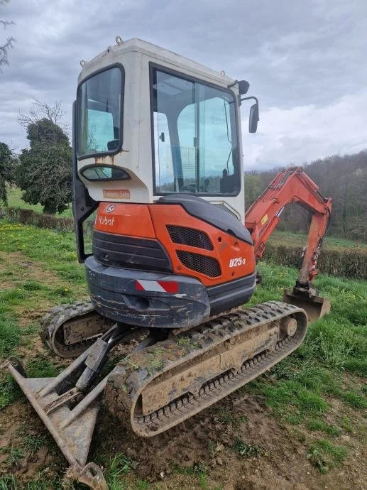 Miniexcavadora Kubota U25-3 de 2,5 t usada 2003 cabina cerrada de 3050 h con 3 cucharones