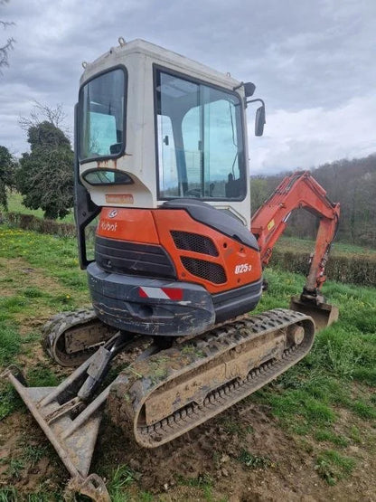 Miniexcavadora Kubota U25-3 de 2,5 t usada 2003 cabina cerrada de 3050 h con 3 cucharones