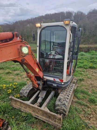 Miniexcavadora Kubota U25-3 de 2,5 t usada 2003 cabina cerrada de 3050 h con 3 cucharones