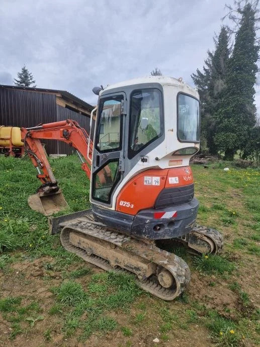 Miniexcavadora Kubota U25-3 de 2,5 t usada 2003 cabina cerrada de 3050 h con 3 cucharones