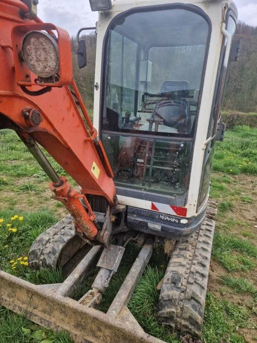 Miniexcavadora Kubota U25-3 de 2,5 t usada 2003 cabina cerrada de 3050 h con 3 cucharones