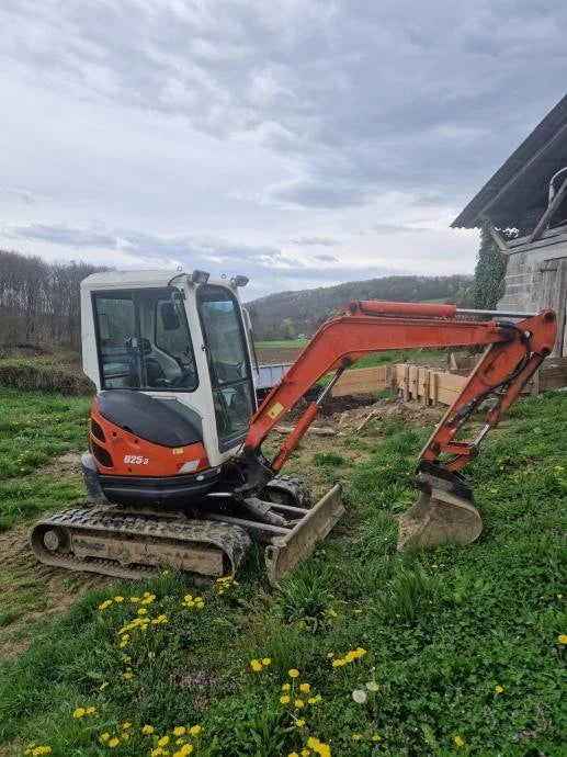 Miniexcavadora Kubota U25-3 de 2,5 t usada 2003 cabina cerrada de 3050 h con 3 cucharones