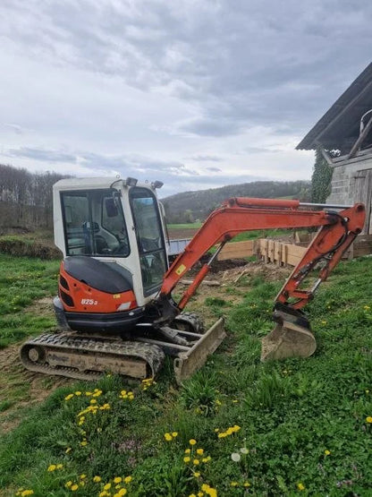 Miniexcavadora Kubota U25-3 de 2,5 t usada 2003 cabina cerrada de 3050 h con 3 cucharones