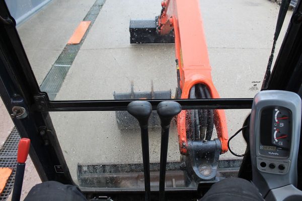 Miniexcavadora compacta Kubota U27-4 de 2,56 t, usada, año 2015, 1260 h, con cuchara de 50 cm