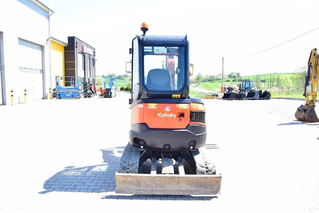 Miniexcavadora compacta Kubota U27-4 de 2,6 t de ocasión 2015 con 3 cucharas y enganche rápido