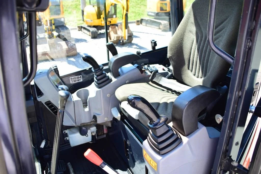 Miniexcavadora compacta Kubota U27-4 de 2,6 t de ocasión 2015 con 3 cucharas y enganche rápido