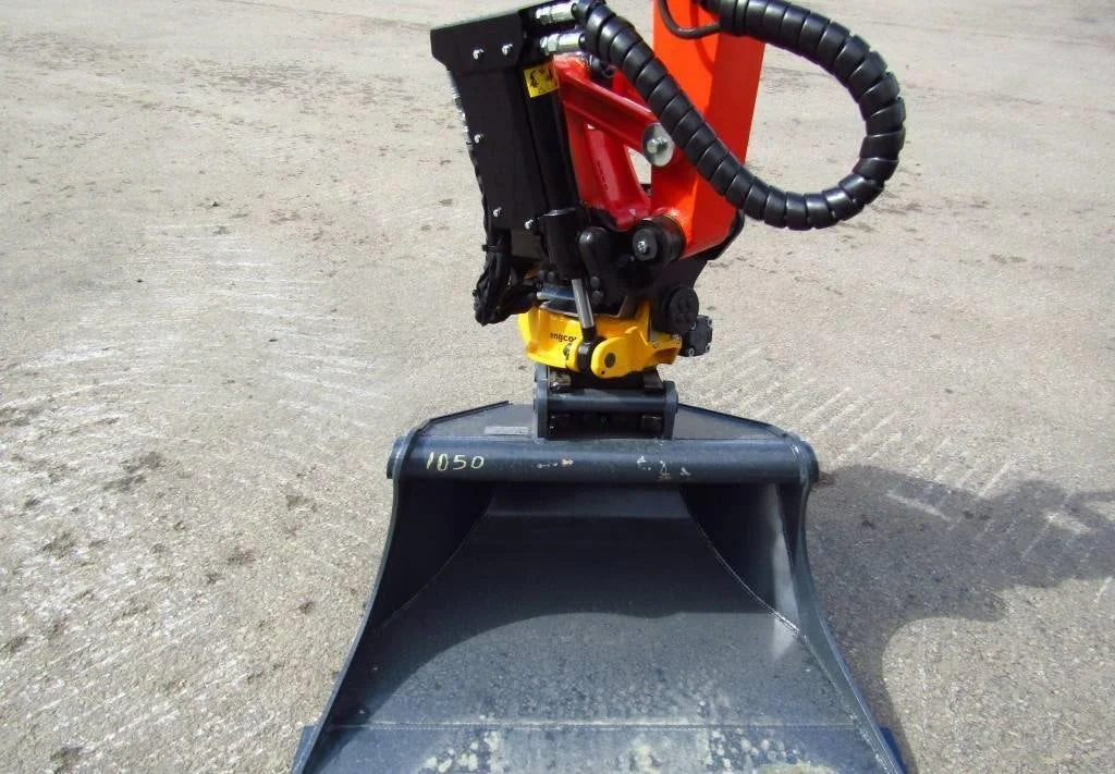 Miniexcavadora Kubota U27-4 de 2,7 t usada 2023 de 20 hp casi nueva con 3 cucharones