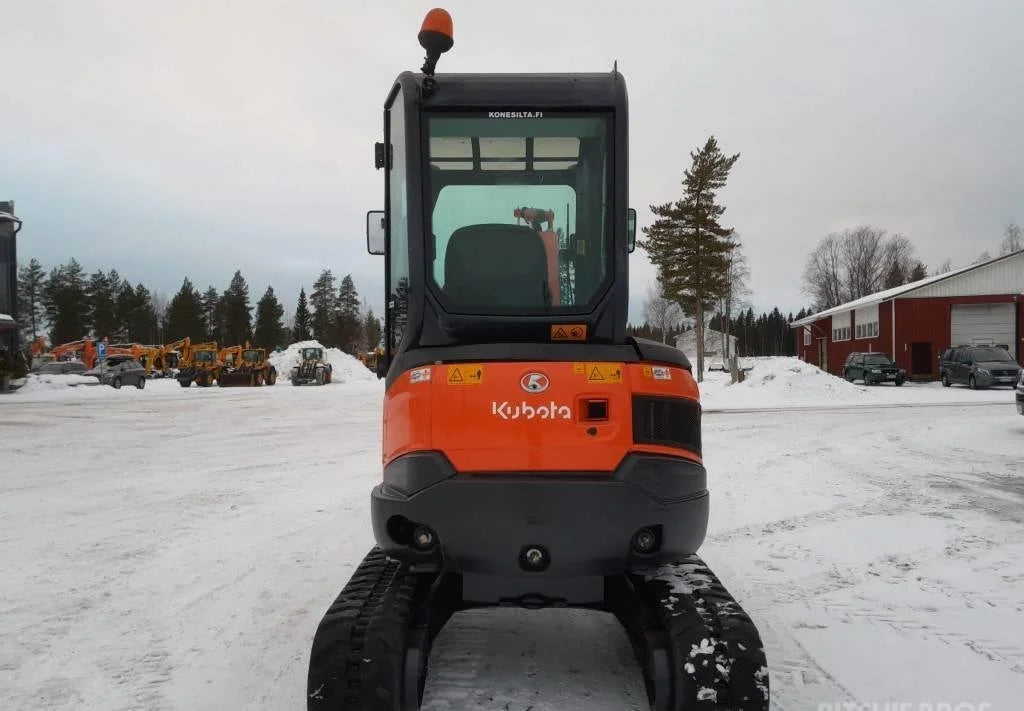 Miniexcavadora Kubota U27-4 de 2,7 t usada 2016 con 2185 h y 3 cucharones específicos