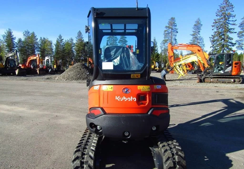 Miniexcavadora Kubota U27-4 de 2,66 t usada 2023 casi nueva de 1 h con 3 cucharones