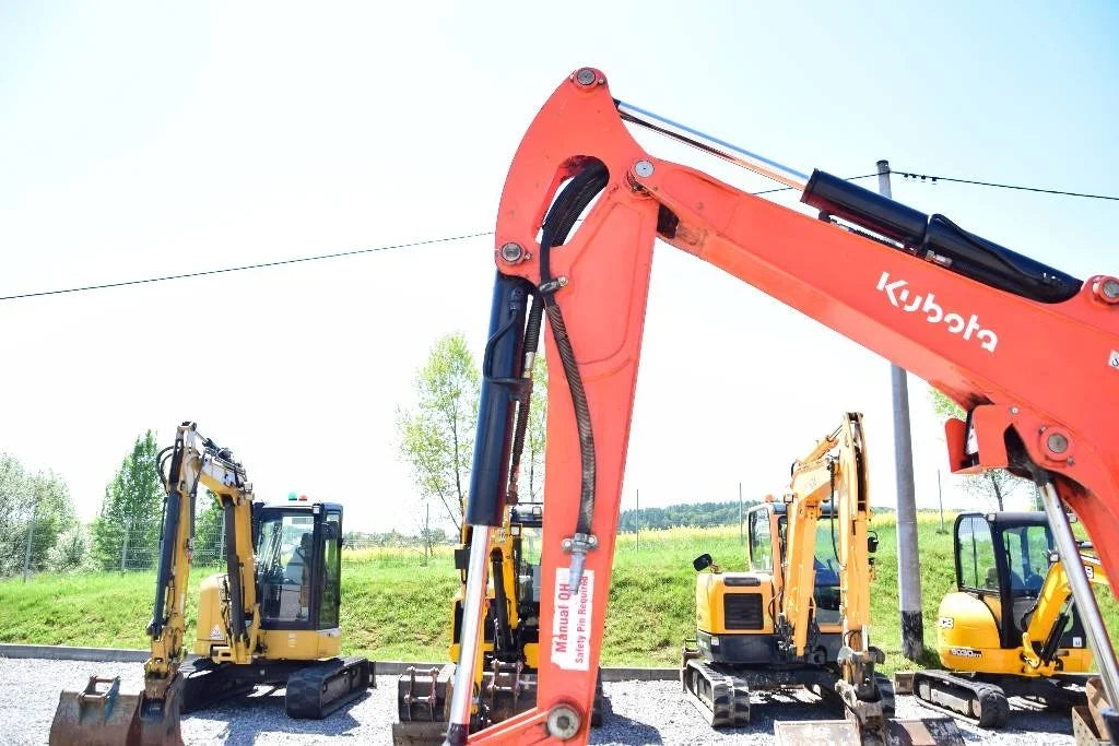 Miniexcavadora compacta Kubota U27-4 de 2,6 t de ocasión 2015 con 3 cucharas y enganche rápido