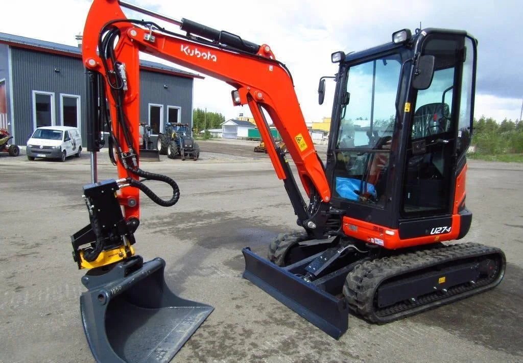 Miniexcavadora Kubota U27-4 de 2,7 t usada 2023 de 20 hp casi nueva con 3 cucharones