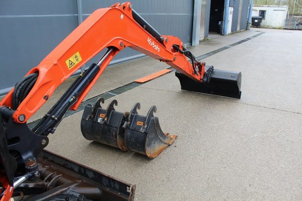Miniexcavadora compacta Kubota U27-4 de 2,56 t, usada, año 2015, 1260 h, con cuchara de 50 cm