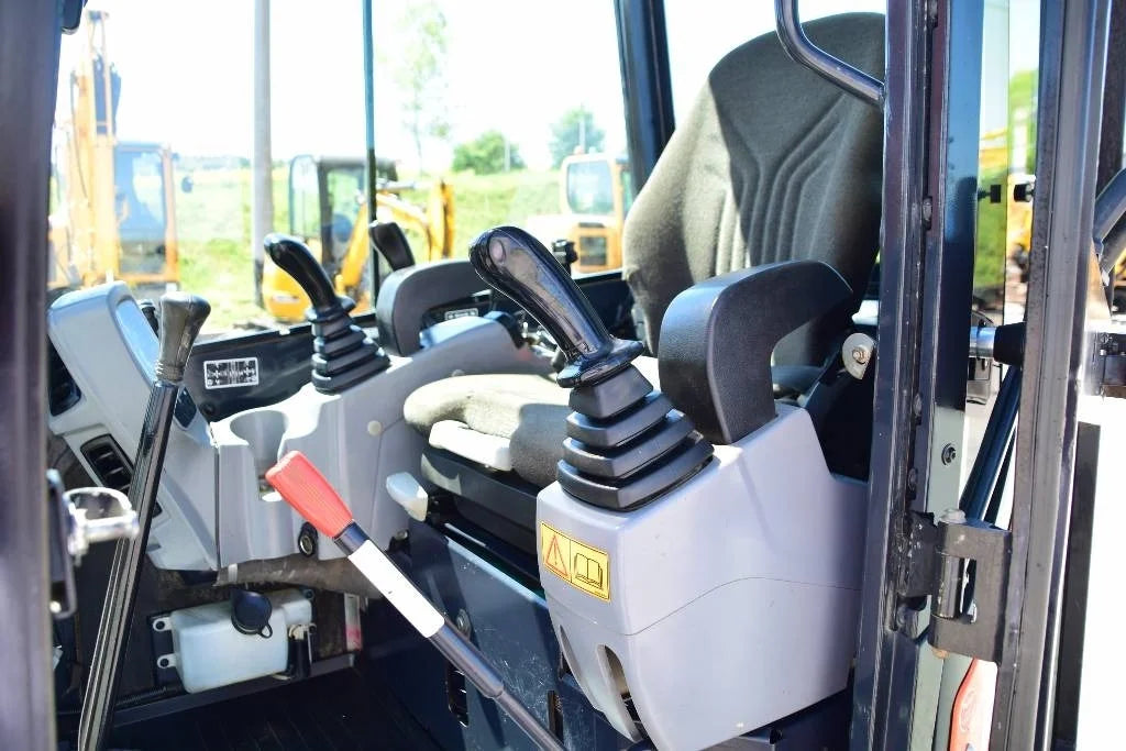 Miniexcavadora compacta Kubota U27-4 de 2,6 t de ocasión 2015 con 3 cucharas y enganche rápido