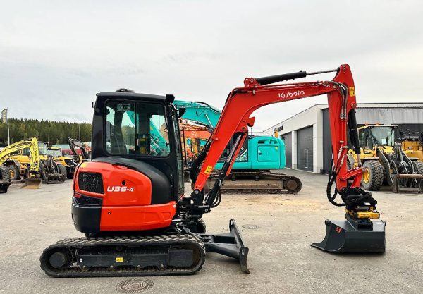 Miniexcavadora compacta usada Kubota U36-4 de 3,57 t, año 2022, 411 h con cuchara de 60 cm