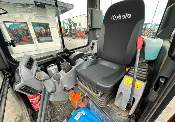Miniexcavadora compacta usada Kubota U36-4 de 3,57 t, año 2022, 411 h con cuchara de 60 cm
