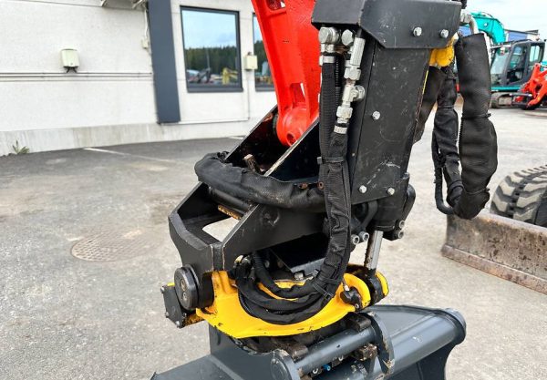 Miniexcavadora compacta usada Kubota U36-4 de 3,57 t, año 2022, 411 h con cuchara de 60 cm