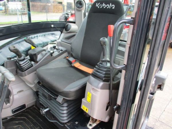 Miniexcavadora compacta Kubota U50-5 de 5 t usada 2021 con 741 h de radio de giro cero