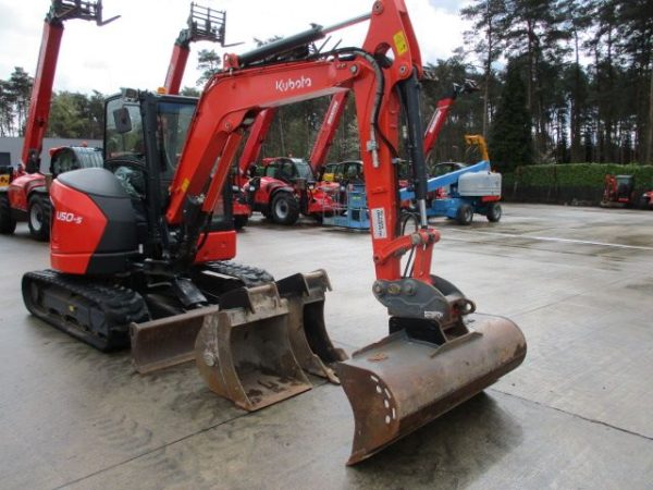 Miniexcavadora compacta Kubota U50-5 de 5 t usada 2021 con 741 h de radio de giro cero