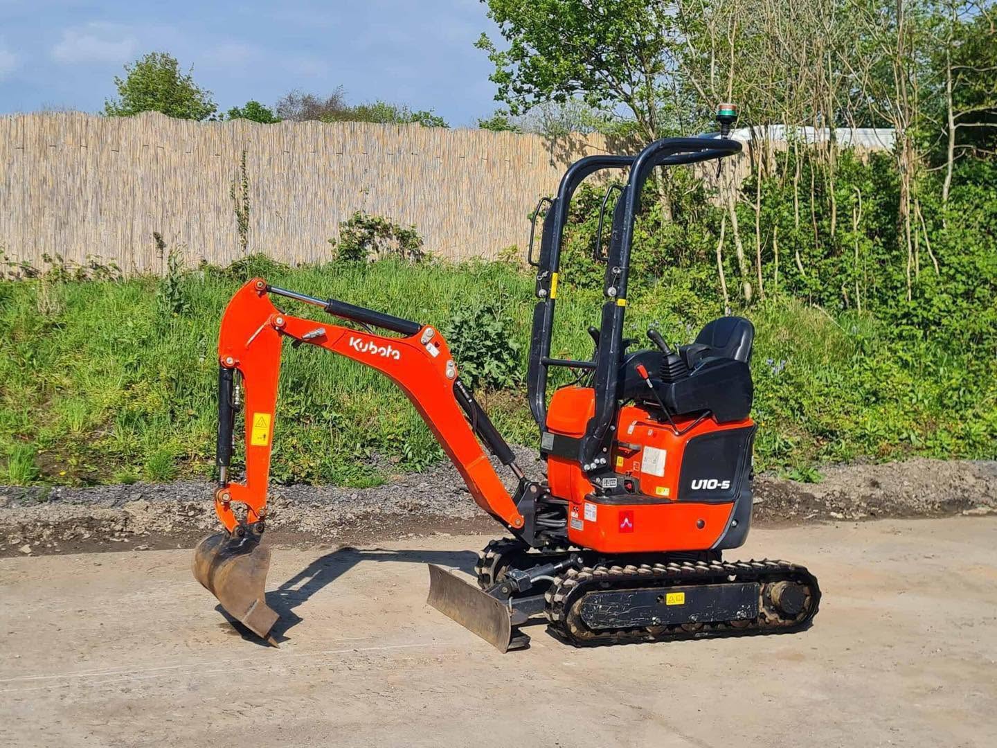 Miniexcavadora compacta Kubota U10-5 de 1,2 t usada 2022 con 249 h chasis extensible