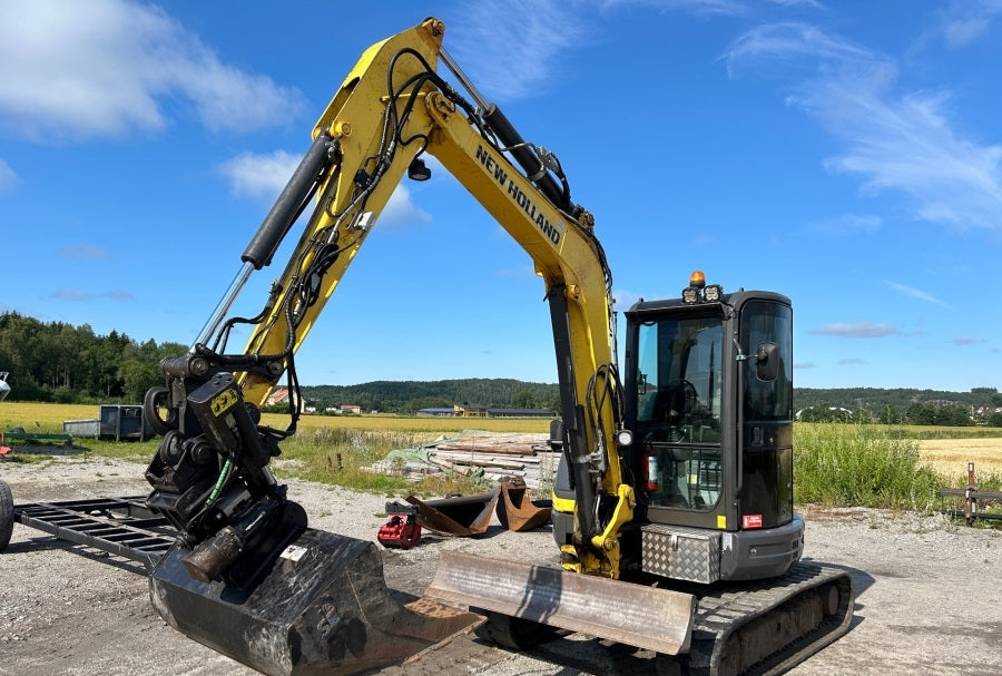 Miniexcavadora usada New Holland E50B SR (2012) – 5,1T + Remolque